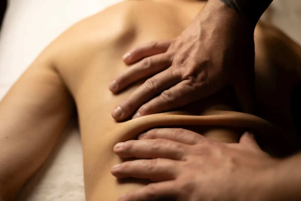 Masaż pleców – regularny masaż rozluźniający mięśnie, redukcja stresu i poprawa samopoczucia